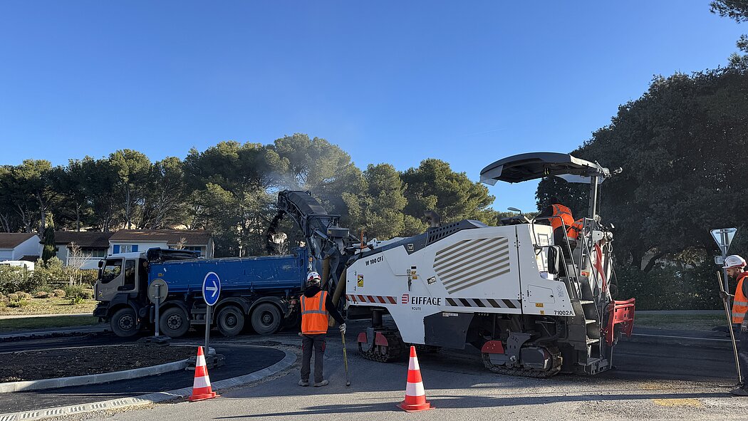 Photo travaux route - Istres invetsit dans vos quartiers