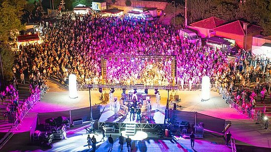 Lancement de l'été à Istres - concert avec foule 