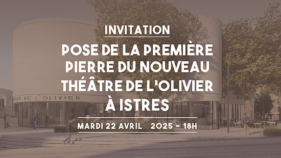 Invitation à la pose de la 1ere pierre du nouveau théâtre de l'Olivier texte sur fond marron avec en arrière plan la façade du théâtre arbre + homme qui passe